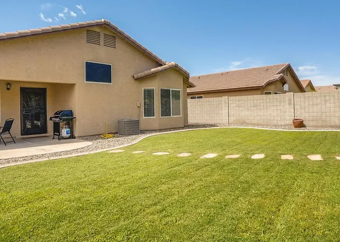 Ferienhaus Fenced Backyard & Fire Pit: Bright Home! Peoria