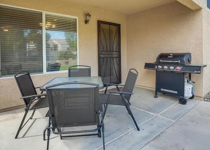Fenced Backyard & Fire Pit: Bright Home! * Peoria