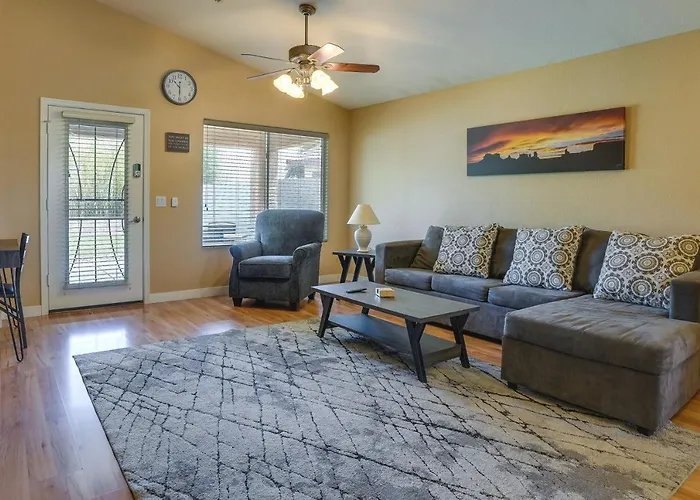 Fenced Backyard & Fire Pit: Bright Home! Ferienhaus *