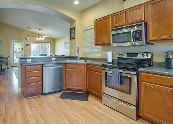 Ferienhaus Fenced Backyard & Fire Pit: Bright Home! Peoria